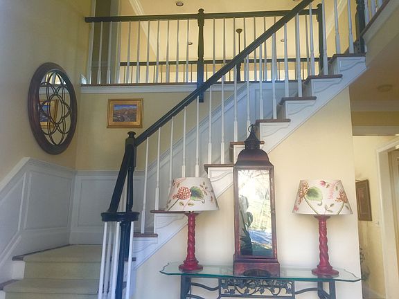Entry with high ceiling 