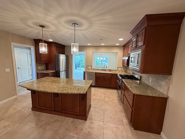 4304 Foxenwood Cir — Photo 7