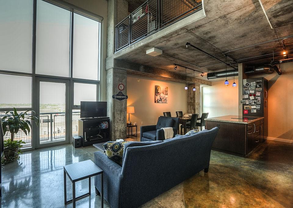 #9417 - View of entry that leads to the living/dining area.