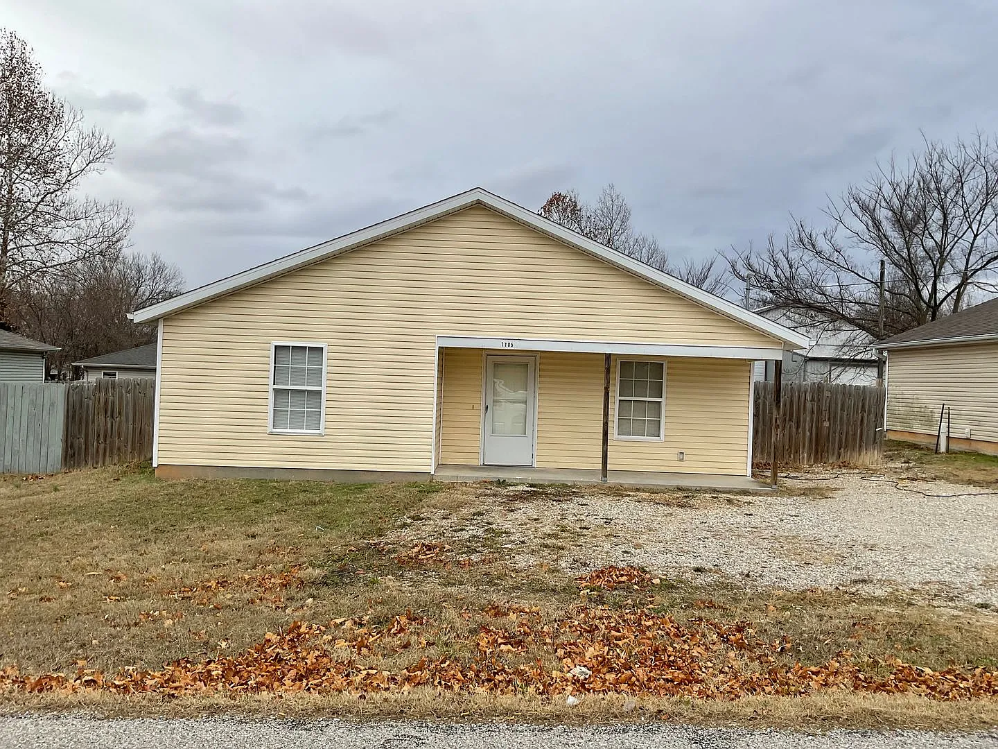 Spacious 2 Bedroom 1 Bath home W/ Fenced Yard In Joplin Mo! — Photo 1
