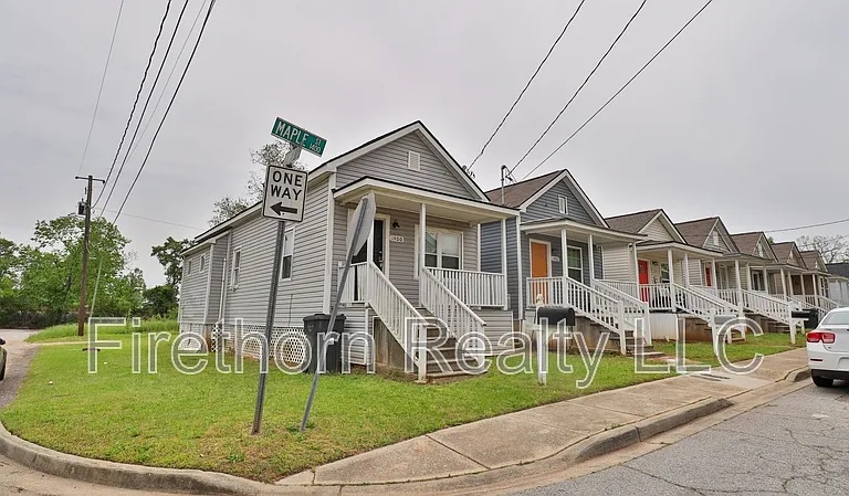 1400 Maple St — Photo 3