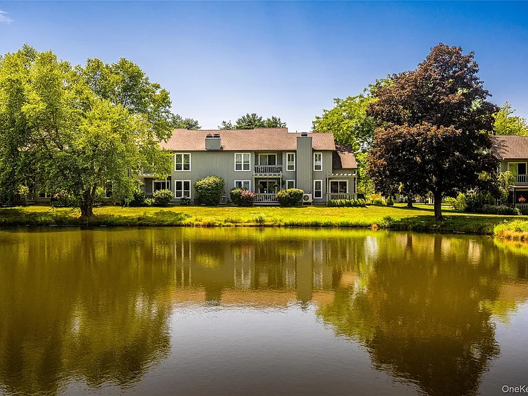 21 Pond Dr W — Photo 3