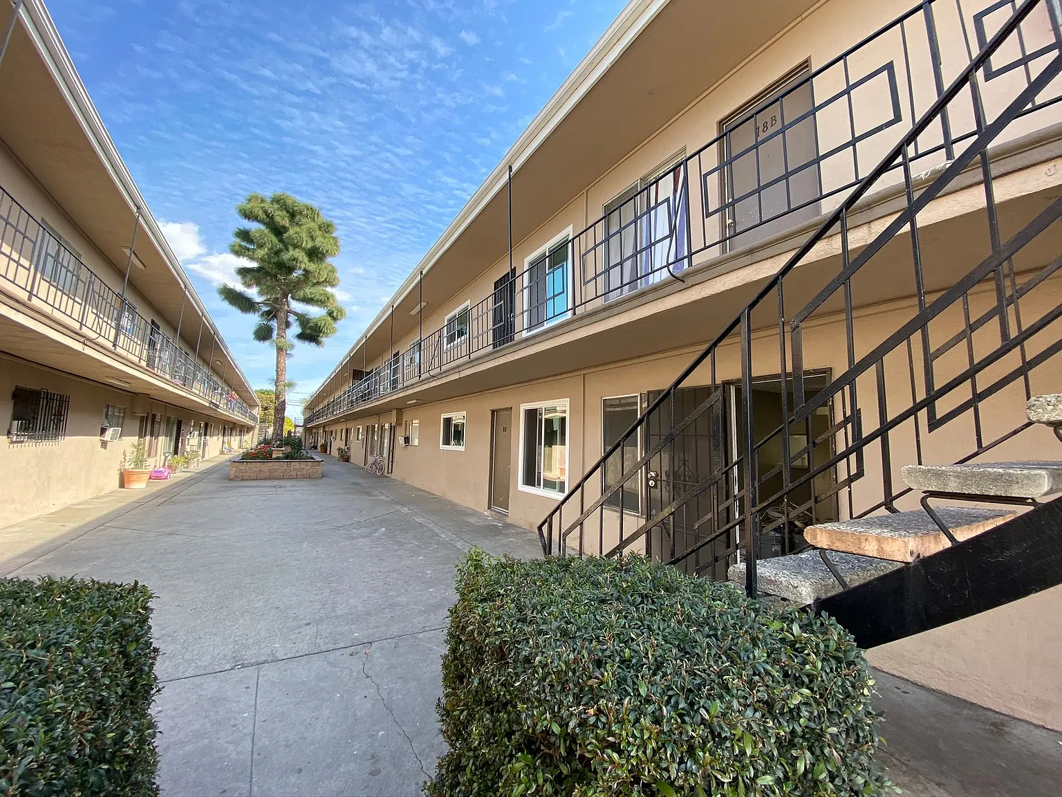 Las Palmas Apartments — Photo 2
