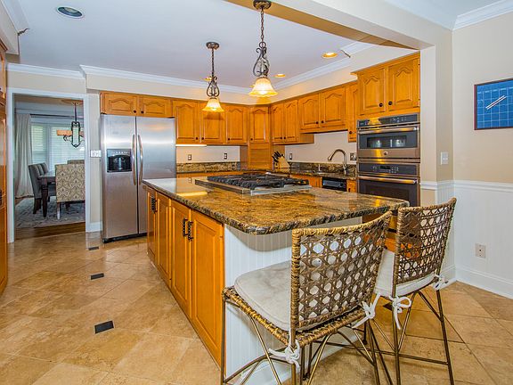 5th image of 285 Oak Ct