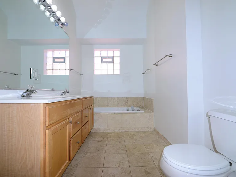 2334 W Harrison St #4 — Photo 13