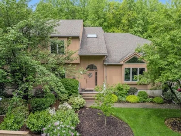 18 Robinhood Dr, Mountain Lakes Boro, NJ 07046