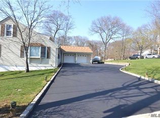 1 Grant Ave, Smithtown, NY 11787