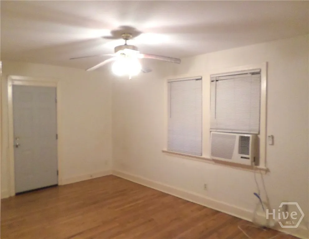 2 bed, 1.0 bath, 924 sqft, $1,300 — Photo 2