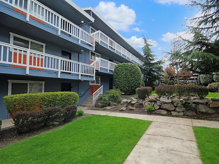 Lakeside Apartments — Photo 23