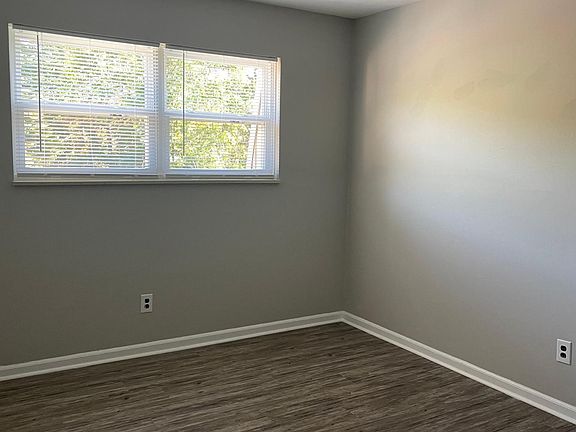 3rd image of 1505 Parkwood Ln Unit 22