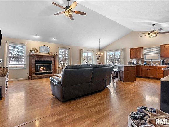 5th image of 215 Brookside Glen Dr