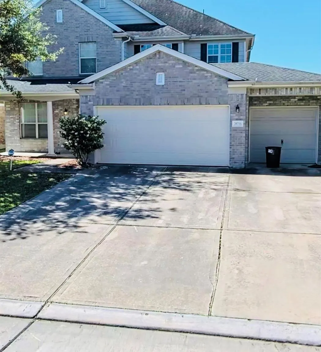 5 bed, 2.5 bath, 3288 sqft, $2,649 — Photo 1