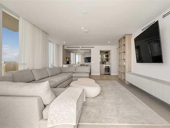 4th image of 17875 Collins Ave #3906
