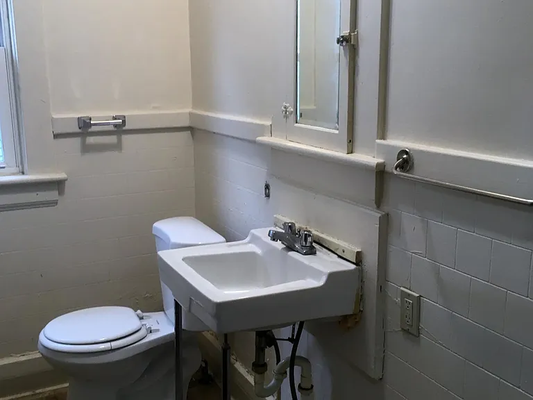 588 Schiller Ave — Photo 7