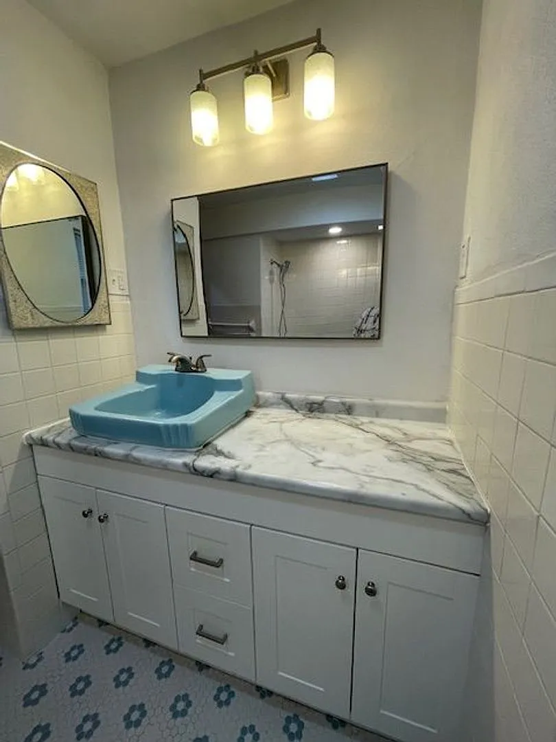 Charming 2-bedroom home, fully renovated and sharing 8 acres — Photo 3