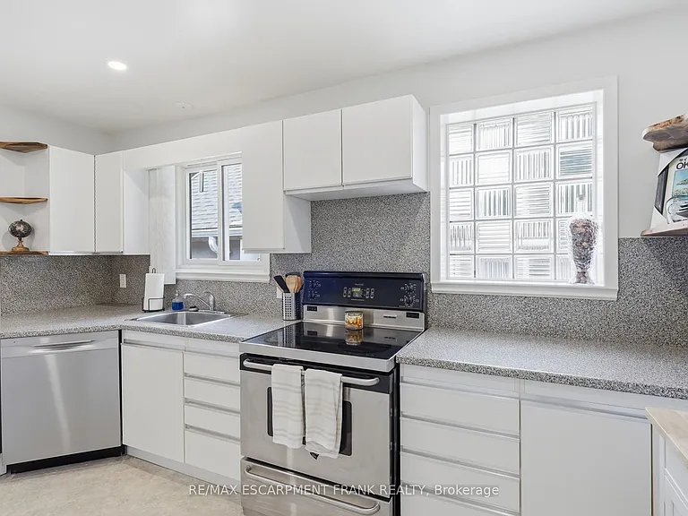 95 E 18th St #1 — Photo 18