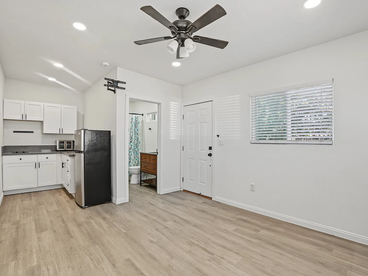 427 E Moss St — Photo 4