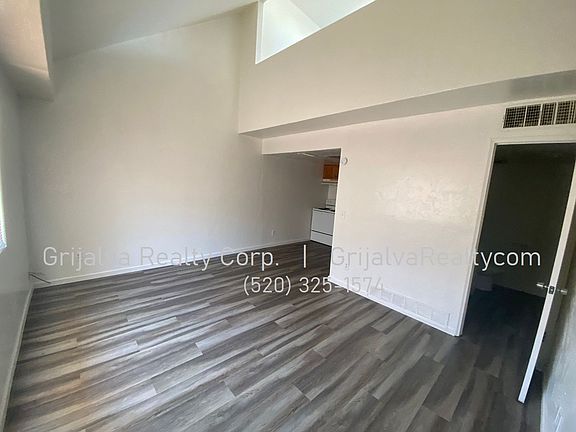3rd image of 3115 N Stone Ave APT 2