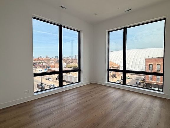 2nd image of 1320 S Ashland Ave #401