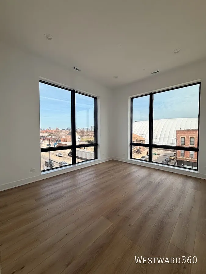 Building Photo - 1320 S Ashland Ave #401