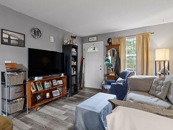 5th image of 874 Aubrey Ave