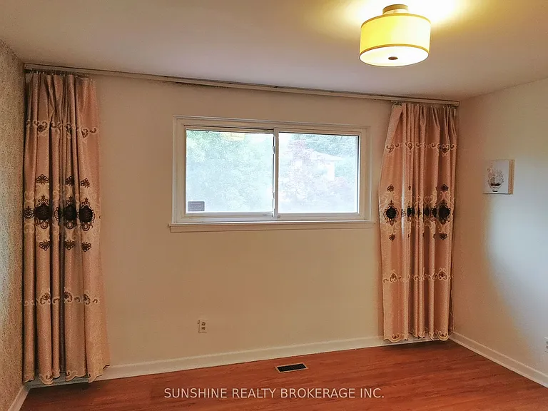 70 Southdale Dr — Photo 4