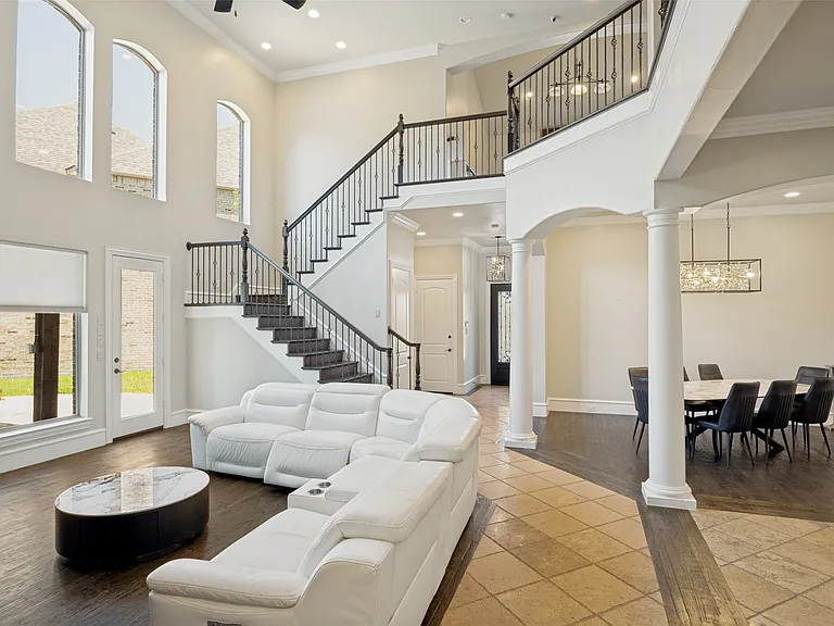 4828 Pyramid Dr — Photo 3