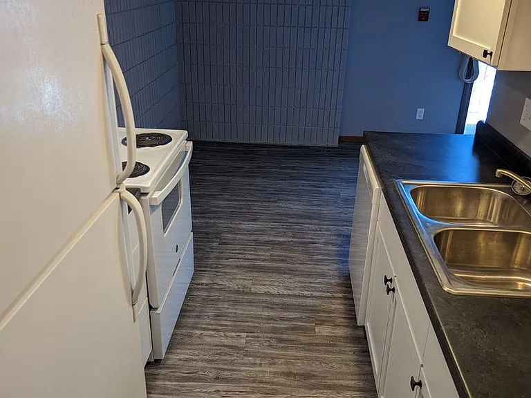 549 N Division St — Photo 11