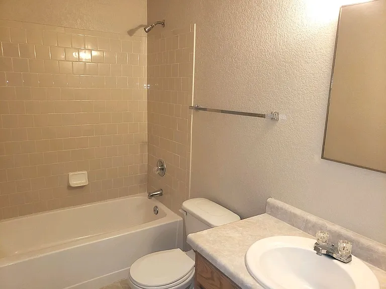 11402 E 24th Ln — Photo 16