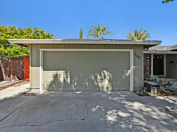 3rd image of 989 Glenridge Dr