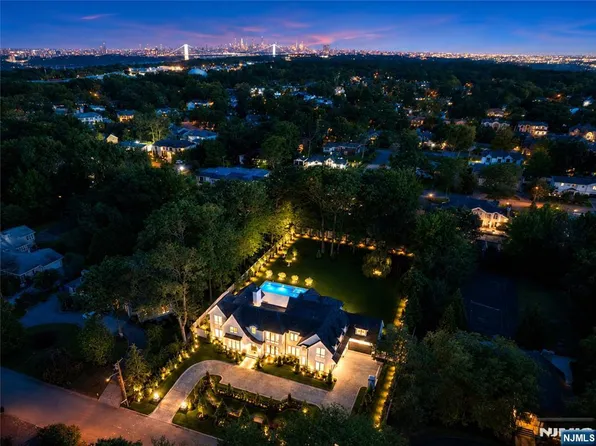 90 Essex Dr, Tenafly, NJ 07670
