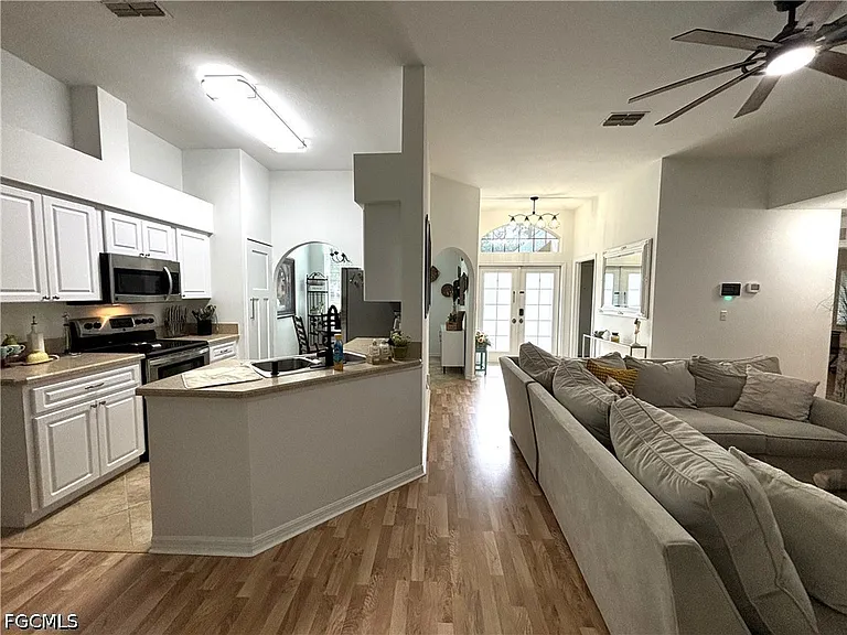1090 Woods Dr — Photo 6
