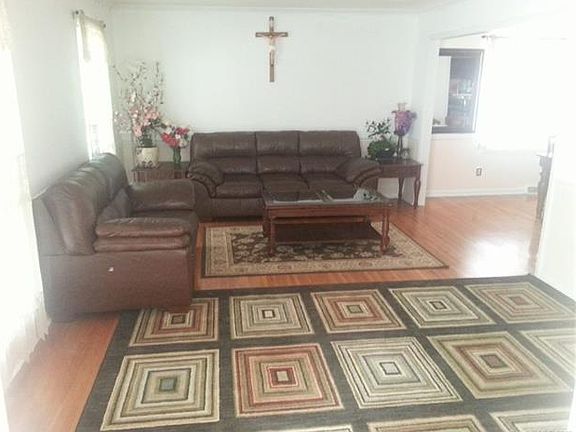 3rd image of 7827 Meadowdale Ln