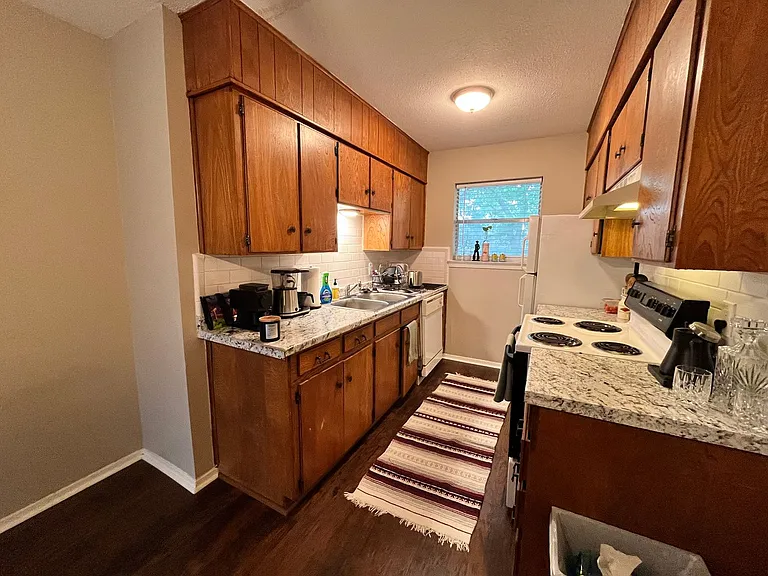 1107 N Locust St — Photo 5
