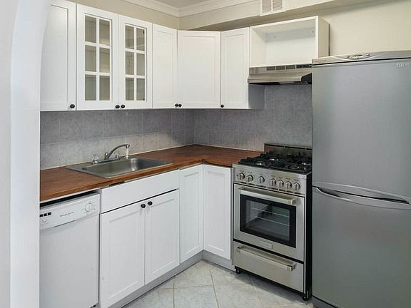 3rd image of 180 Thompson St APT 5F