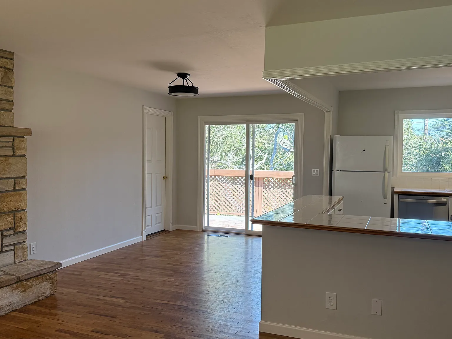 3 bed, 2.5 bath, 1688 sqft, $4,900 — Photo 4