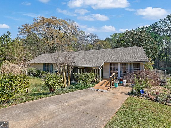 2nd image of 3285 Howell Cir