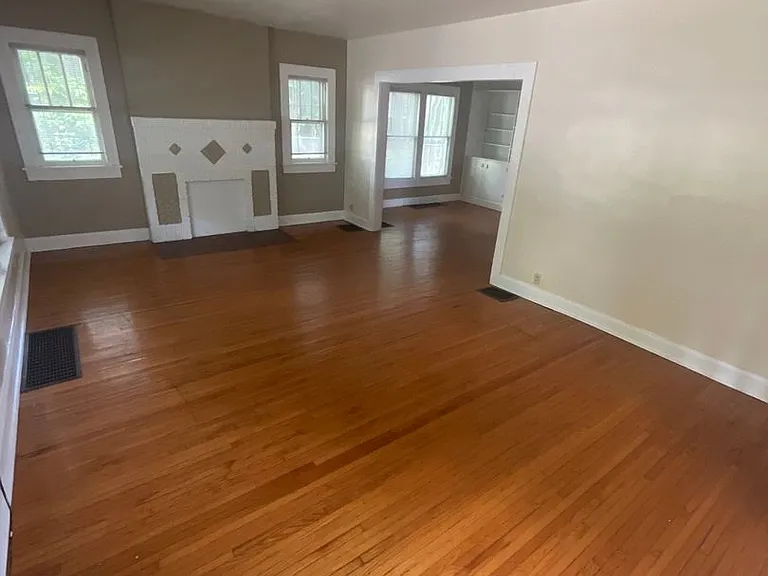 712 E Cottage Grove Ave — Photo 2