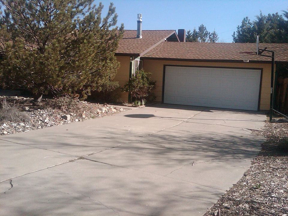 Driveway & 2 car garage 