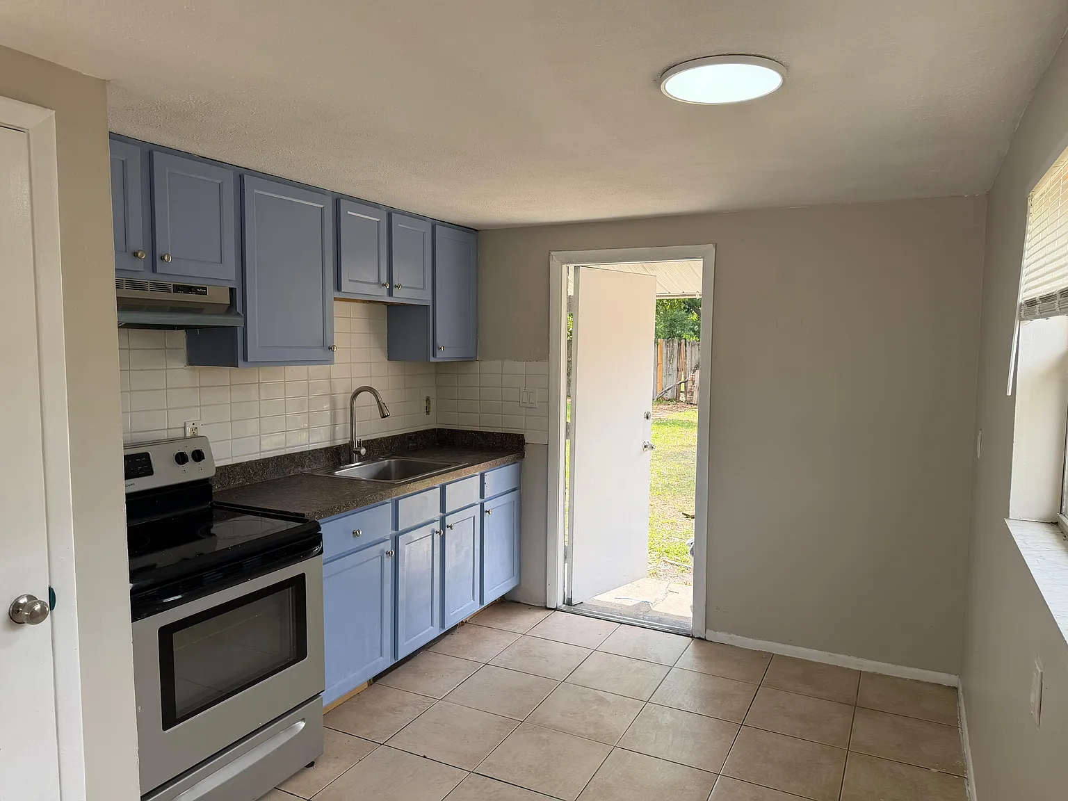 2 bed, 680 sqft, $1,560 — Photo 2