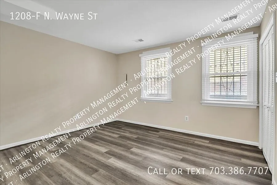 3 Levels of living just blocks to Courthouse Metro! Flooded with natural light! — Photo 4