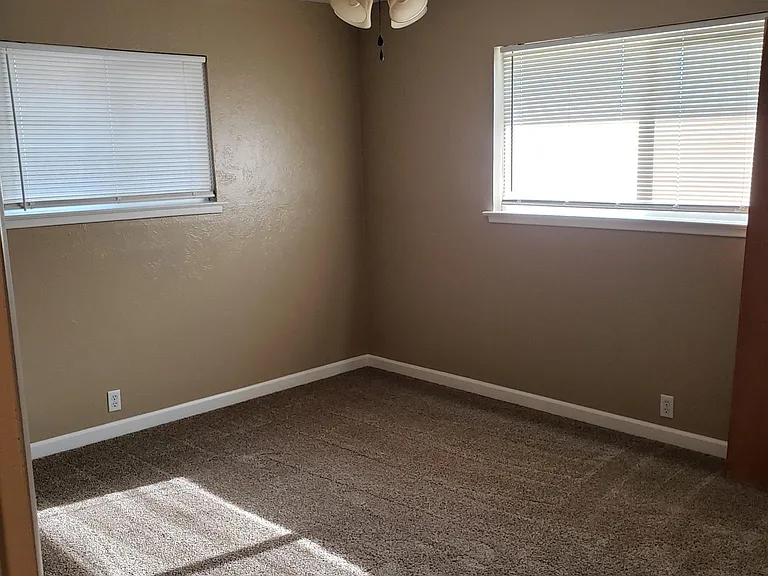 1421 Roberts Ave — Photo 18