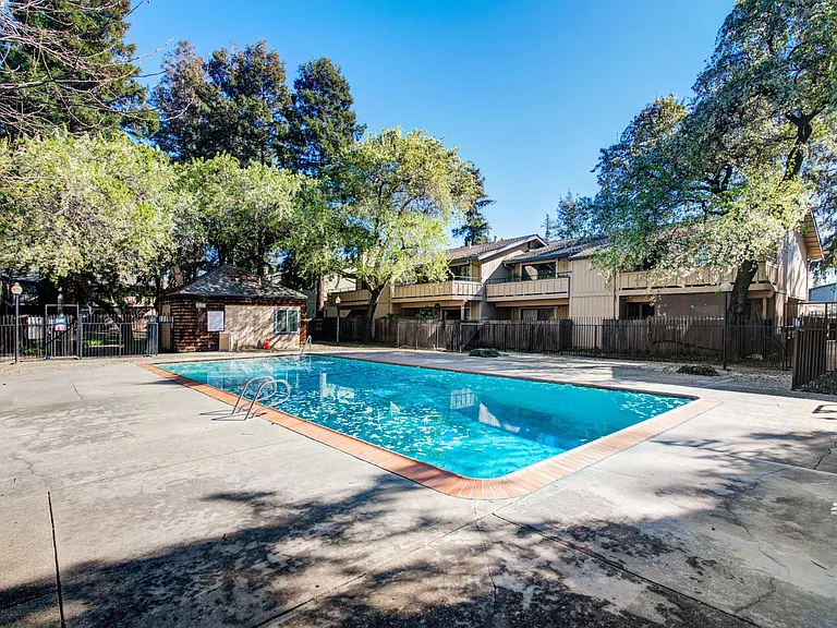 2131 Northwood Cir #F — Photo 30