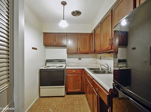 5th image of 3825 N Pine Grove Ave APT 404