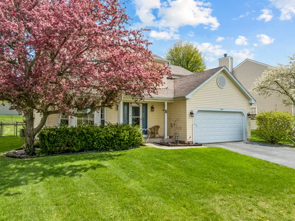 992 McPhee Dr, Lake In The Hills, IL 60156