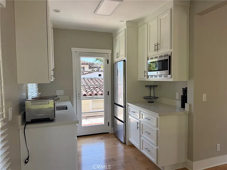 305 W Kenneth Rd — Photo 9