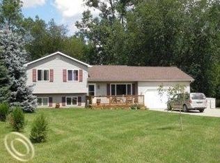 147 Harbor Point Rd, Ortonville, MI 48462