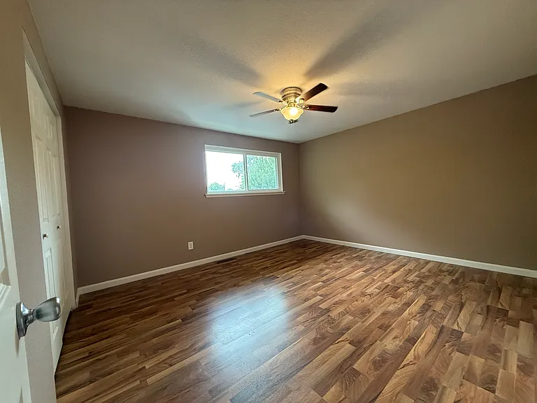 409 Lakeside Ave — Photo 11
