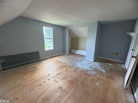 4th image of 303 Buhrow St