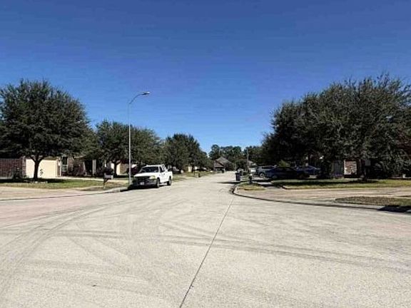 Exterior Neighborhood (street photo)